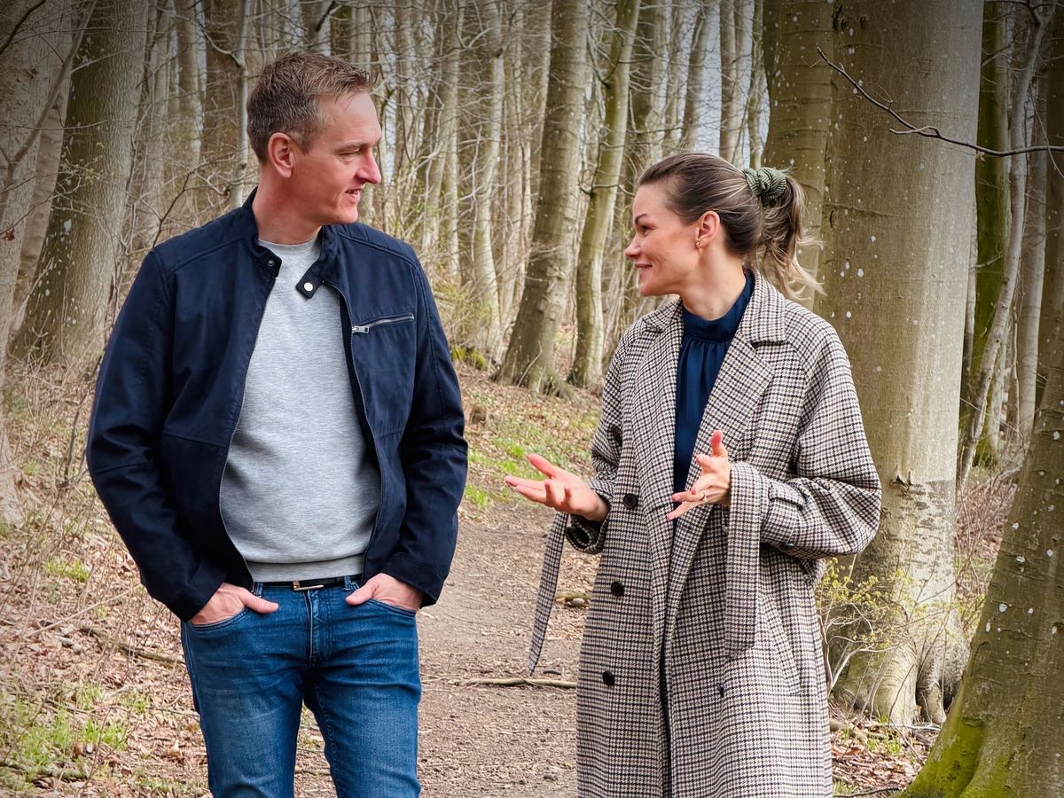 Anne på walk and talk i skoven med en klient