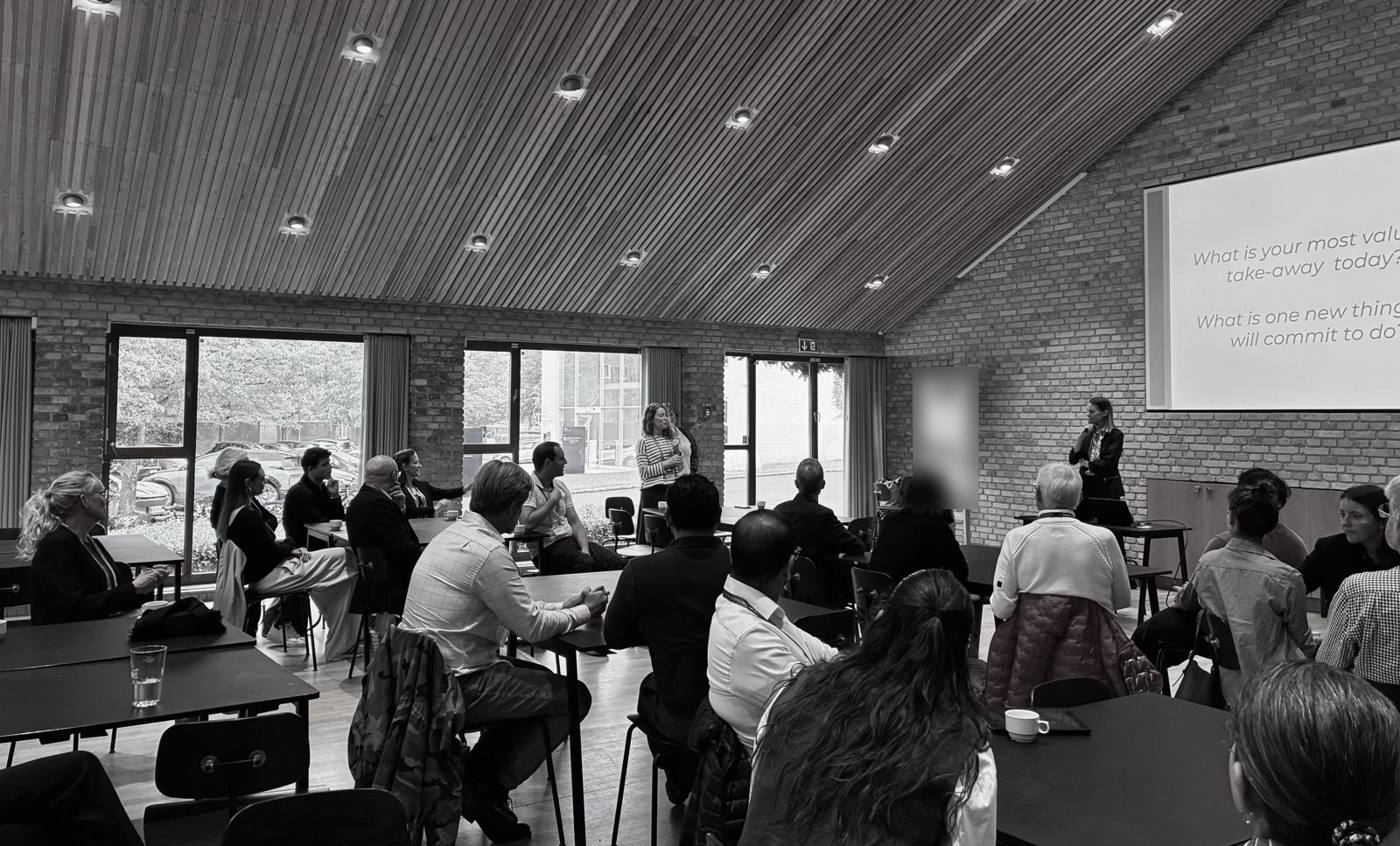 Anne faciliterer en workshop for en fuld sal