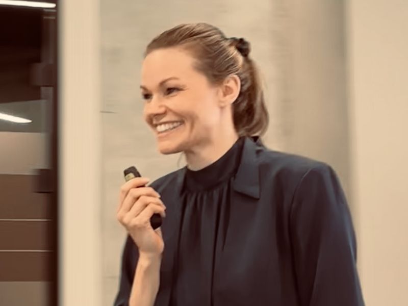 Anne holder oplæg med en klikker i hånden